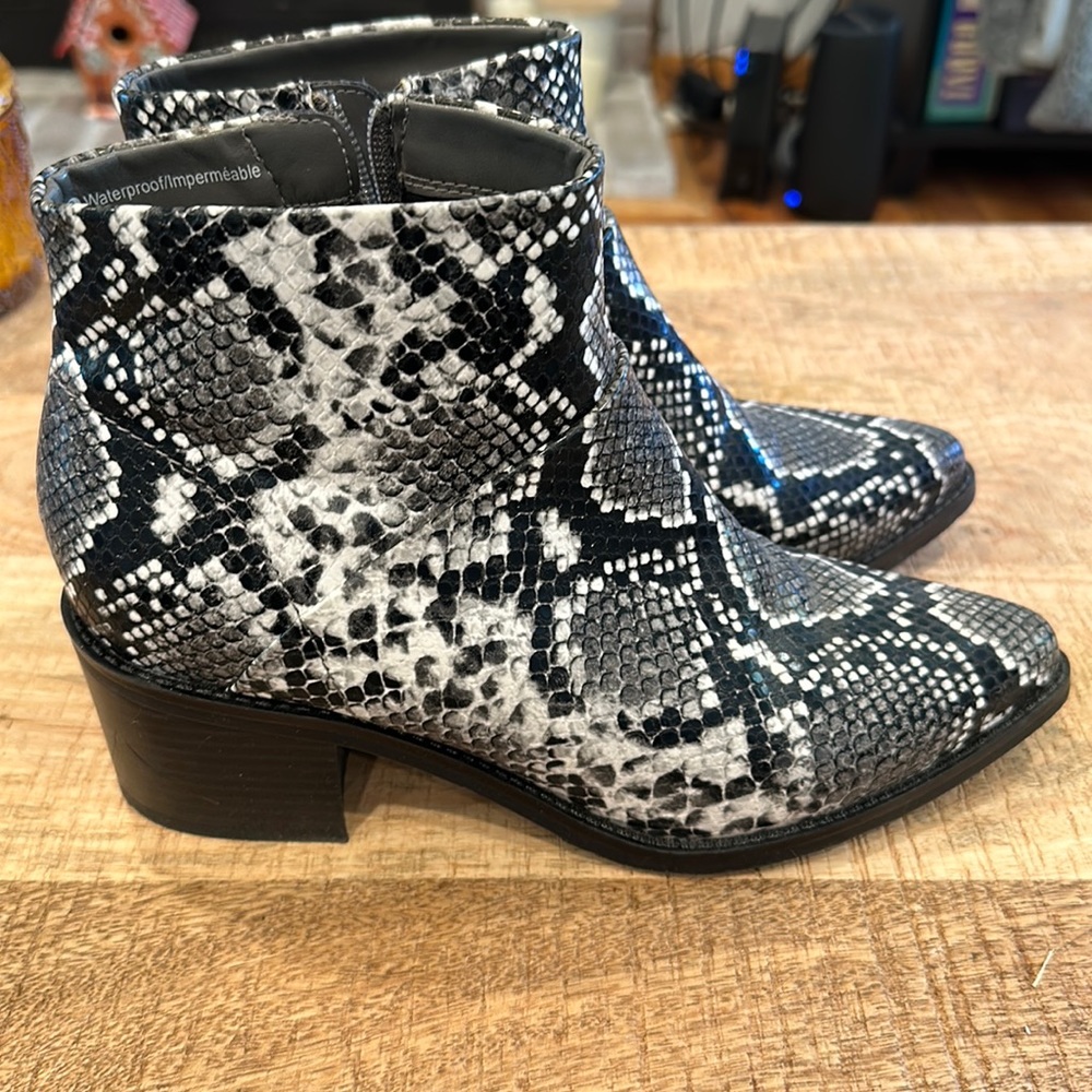Blondo snakeskin print waterproof boots size 8M. Only worn once, these r…